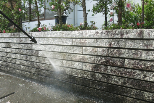 高圧洗浄で洗い流す